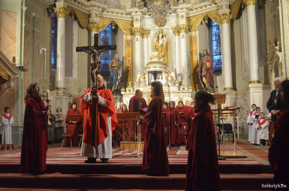 Nagypénteki szertartás. Nem a munkából kell rohanni, hogy elérjük. Archív •  Fotó: Iochom Zsolt