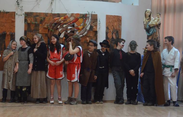 Farsangi bált tartottak a Segítő Mária Gimnáziumban