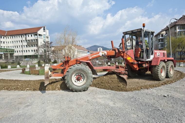Kavicságyat terítettek szét a körparkolóban