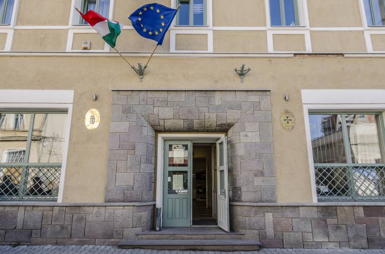 Érkeznek a szavazói levélcsomagok
