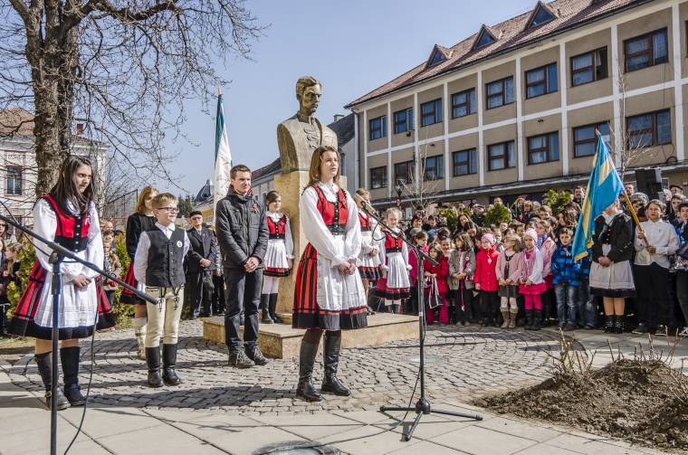 Békés forradalmakra is szükség van