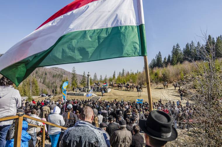 Viharos széllel dacolva emlékeztek a Nyerges-tetőn