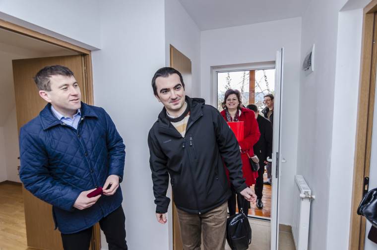 Hat fiatal orvos költözik be