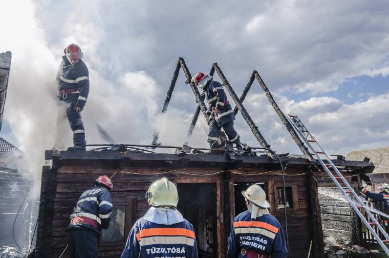 Kigyúlt egy melléképület Verebesen