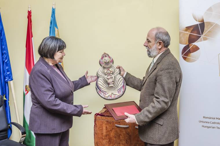 A csángó közösség ajánlotta