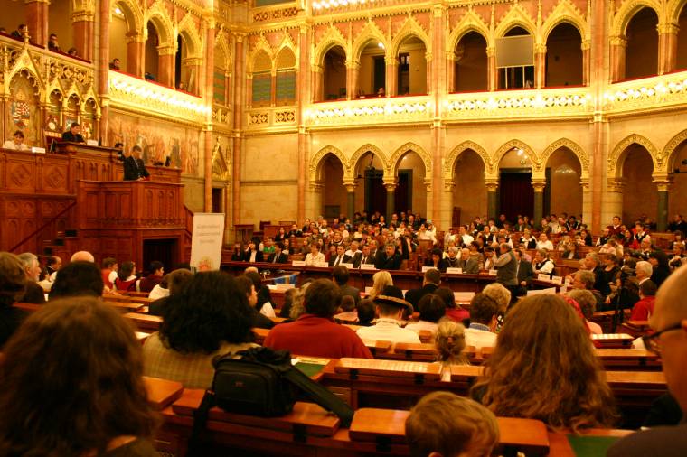 „Családjaiban él a nemzet”