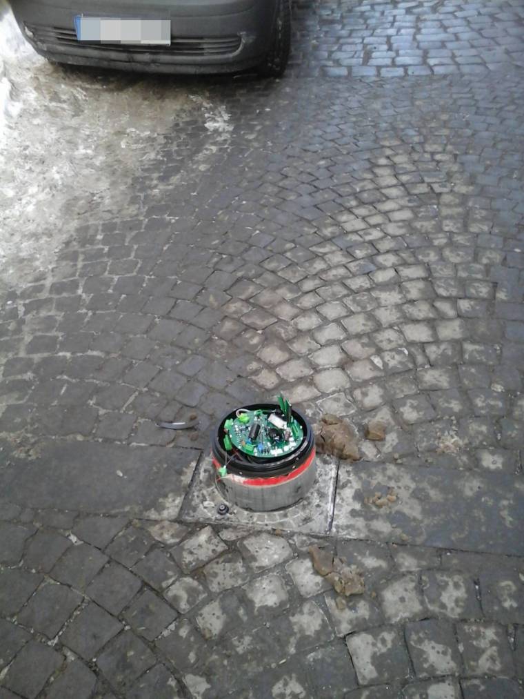 Megrongálták a behajtásgátló oszlopot