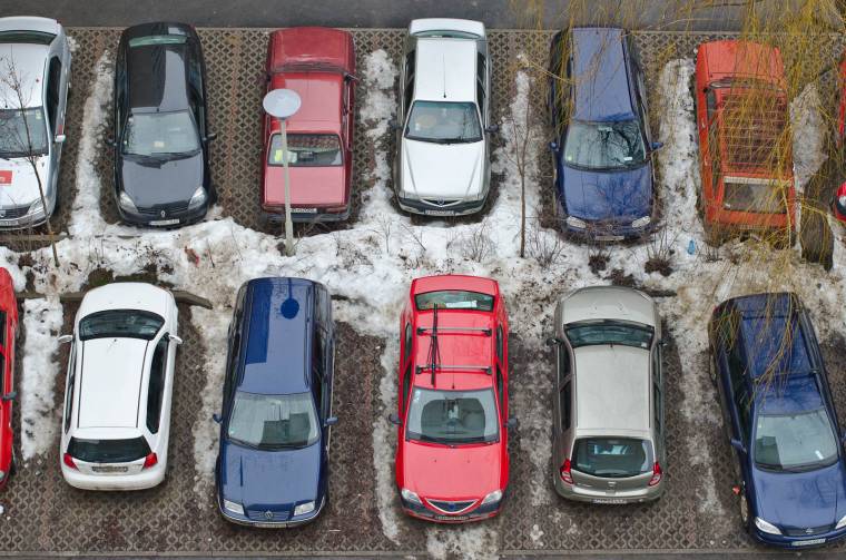 Hiába kevés a hely, Csíkban nem tilos a kisteherautók, cégautók lakóövezeti parkoltatása