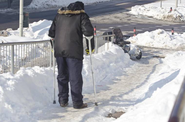 Mozgássérültek nehézkes közlekedése