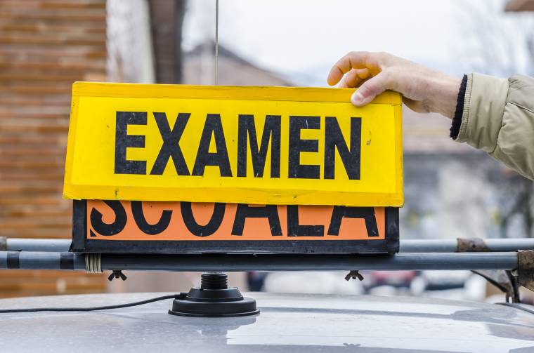 Autóvezetési vizsga megaláztatással