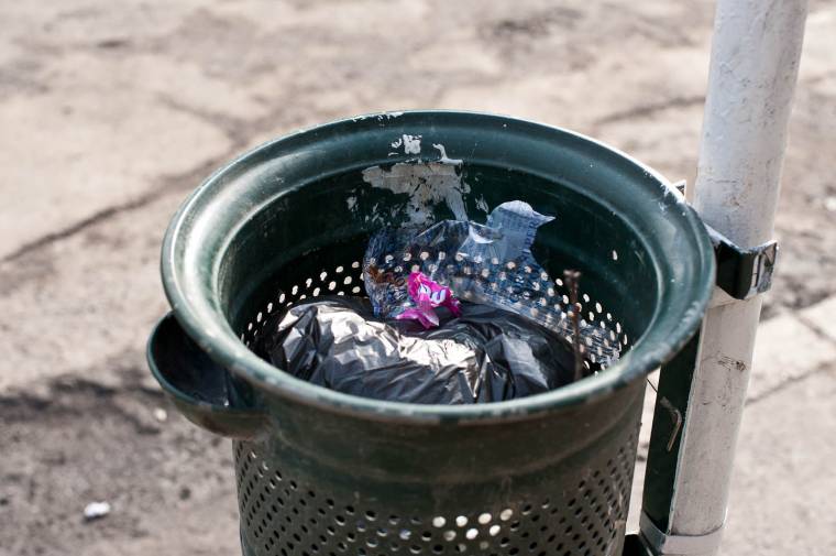 Pótolják a megrongált szemétkosarakat