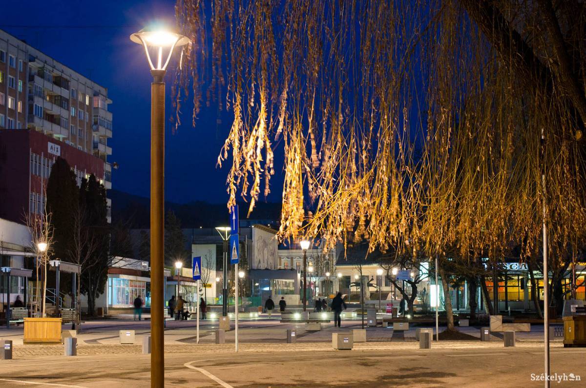 A hargitai megyeszékhely. Csíkszeredában 3463 utcai lámpáért felel a megbízott vállalkozás •  Fotó: Kristó Róbert