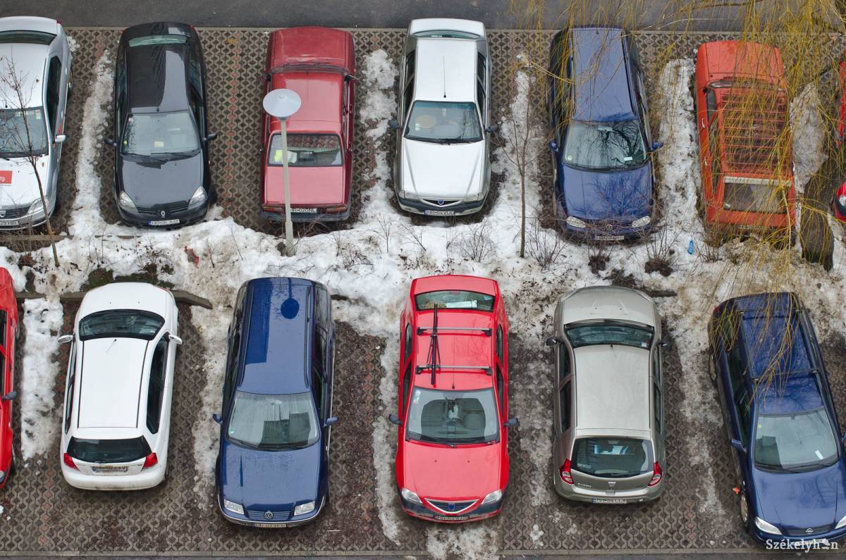 Már a személygépkocsiknak sincs elegendő hely a lakótelepeken. Archív • Fotó: Kristó Róbert