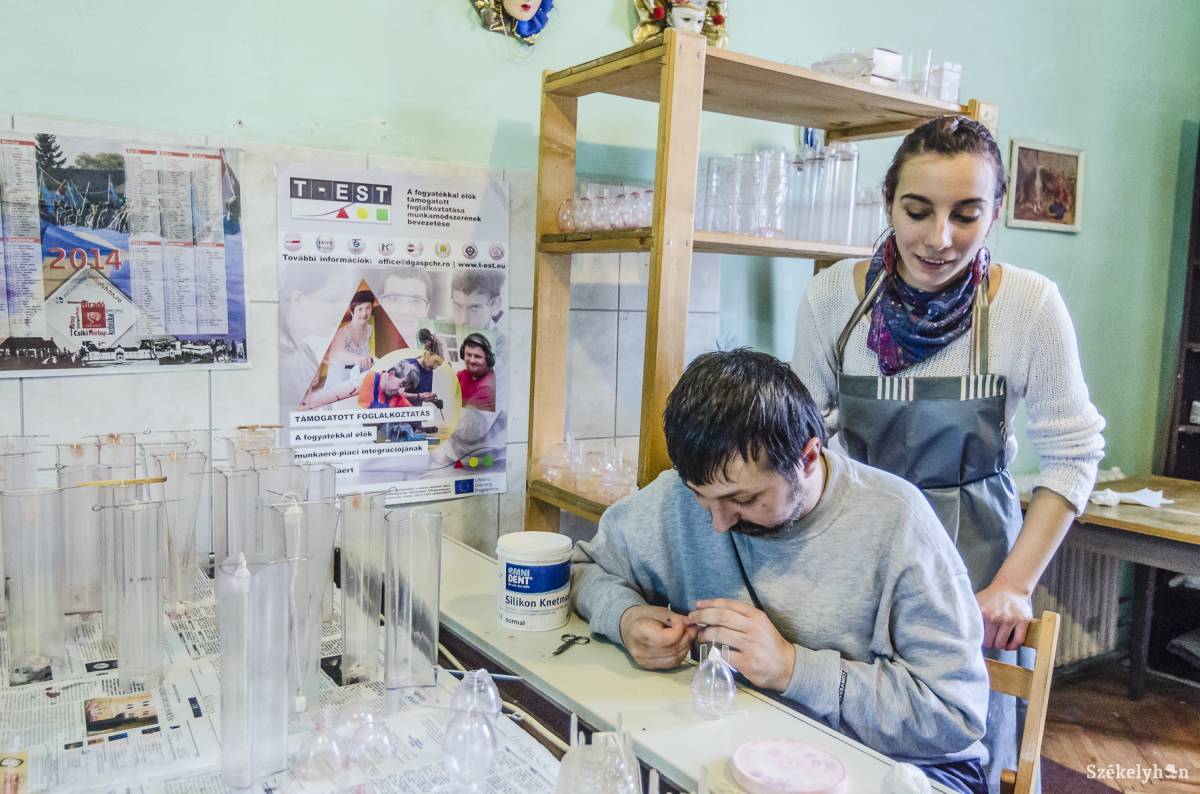 Munka a gyertyaöntő műhelyben. Mindig igyekeznek újítani &bullet;  Fotó: Veres Nándor