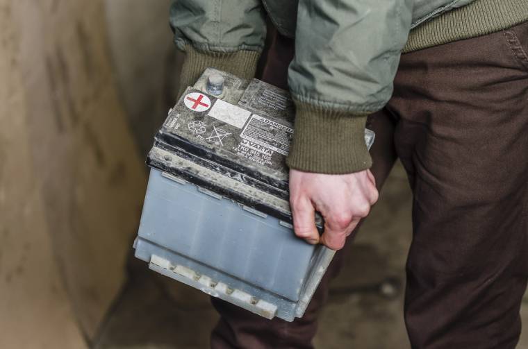 Ketten loptak egy akkumulátort