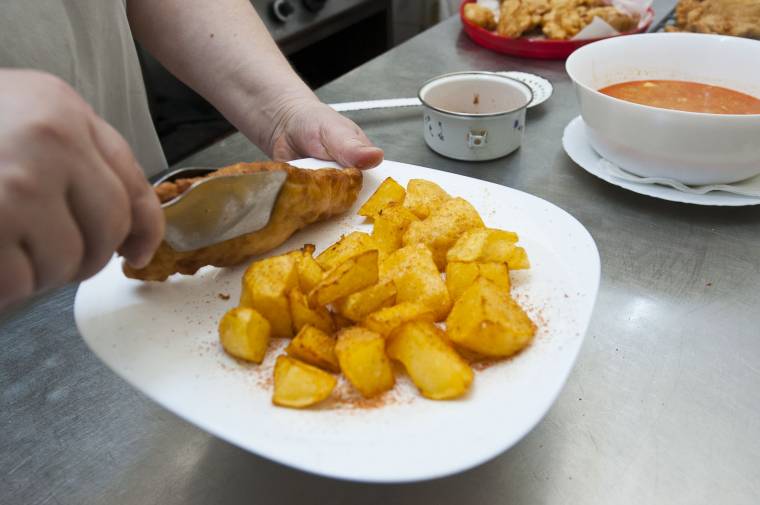 Várják az ebédet az iskolában, de még nem tudják, mit kapnak és hogyan