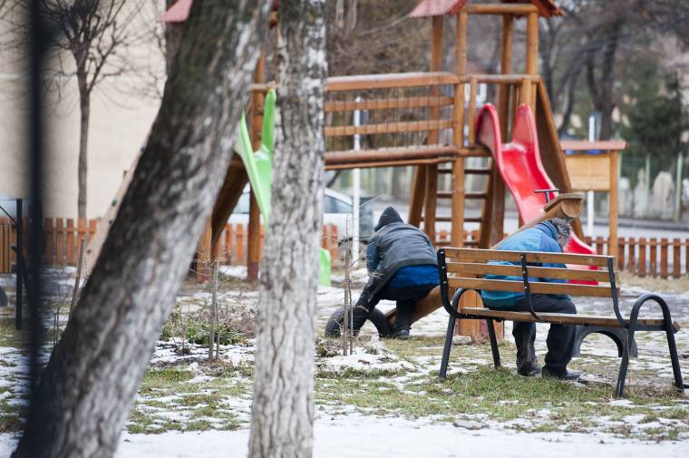 Pénz helyett ruhával, étellel segíthetünk a hajléktalanoknak