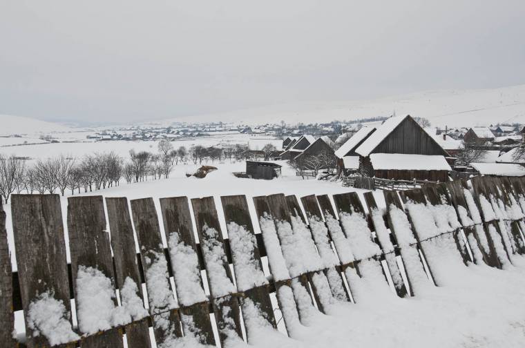 Több mint háromszáz települést vágott el a külvilágtól a hófúvás