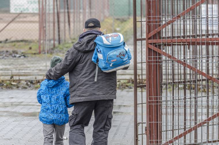 Felnőtt vállakon az iskolatáska