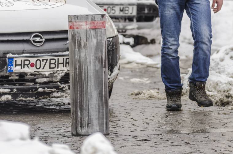 Kézzel hordott áru a Petőfi utcában