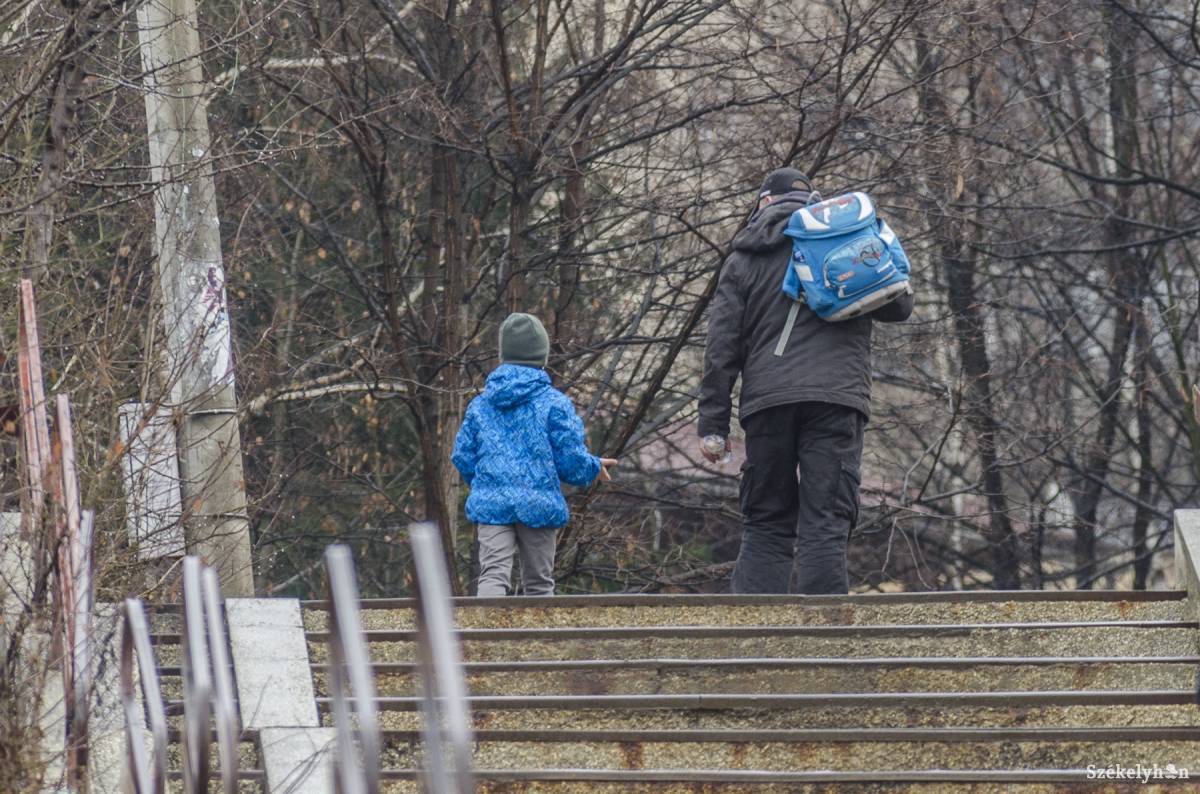 Egy hétig nem kerül iskolatáska a vállakra •  Fotó: Veres Nándor