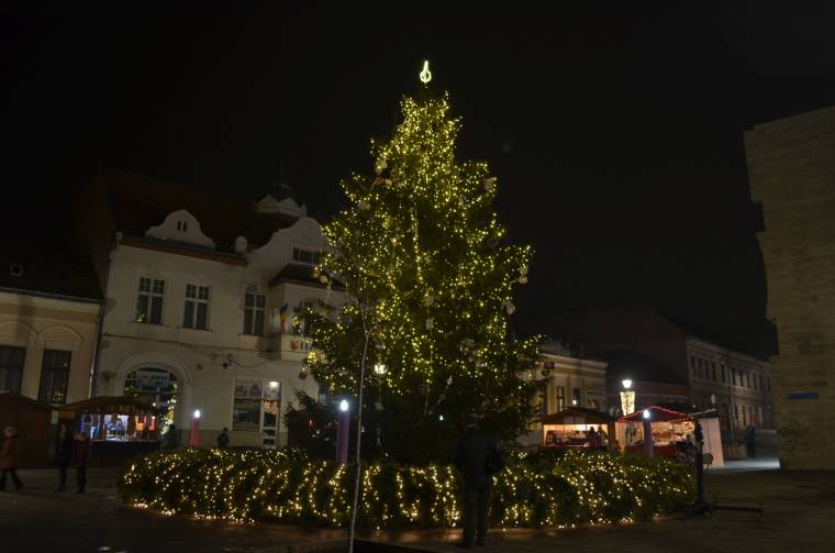 Kigyúlt a negyedik gyertya fénye is