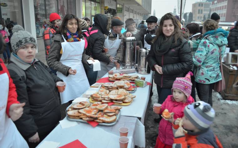 Szeretetmorzsa a Békeláng fényénél