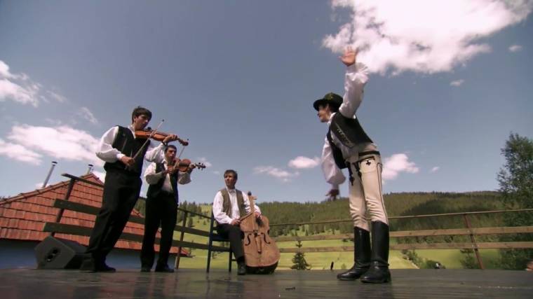 Aranysarkantyús táncos lesz a csíkmadarasi Antal Adorján