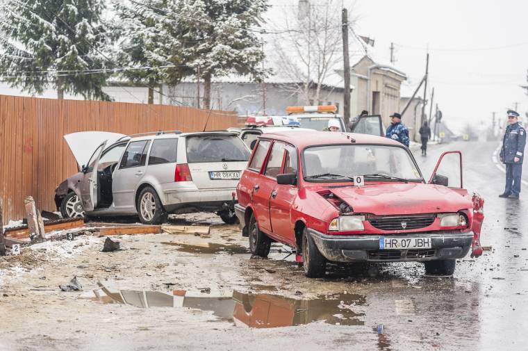 Autók rongálódtak meg, oszlop törött ketté