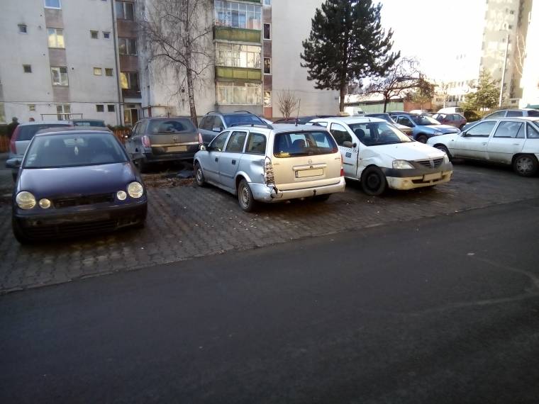 Négy autót rongált meg