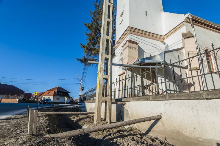 Kitámasztva marad a templomkerítés