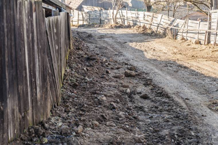 Már nem akadnak el a járművek a sárban