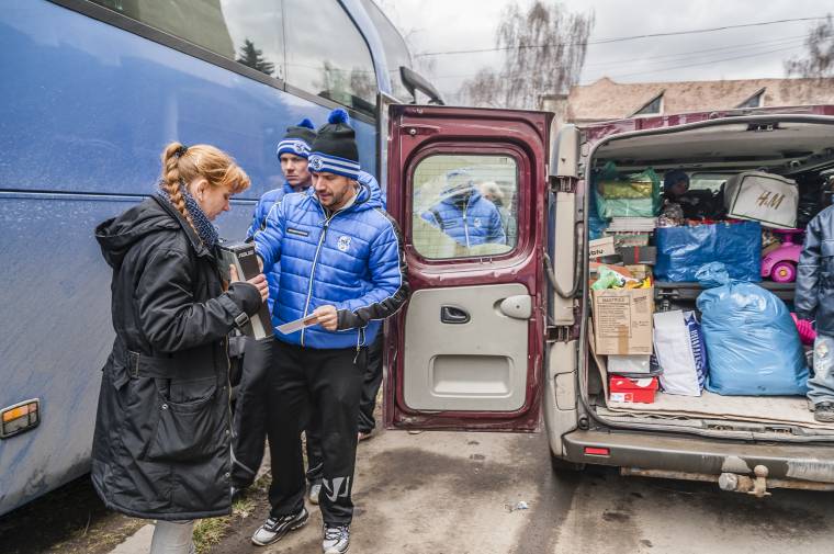 Megajándékozta a MAC Budapest csapata Böjte Csaba csíksomlyói neveltjeit