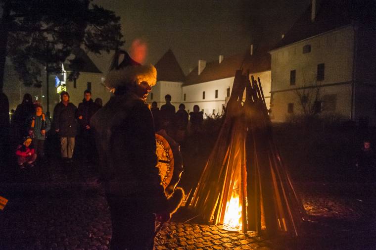 A téli napforduló alkalmából gyújtottak máglyát