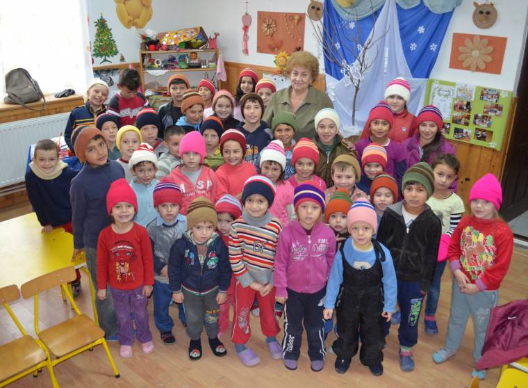 Sapkával ajándékozták meg az erdőalji iskolásokat