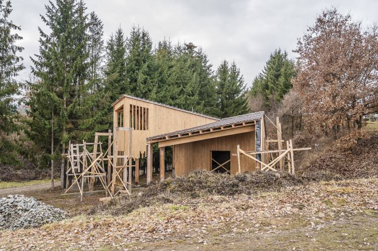 Tavasszal folytatják a félig kész újtusnádi ravatalozó építését