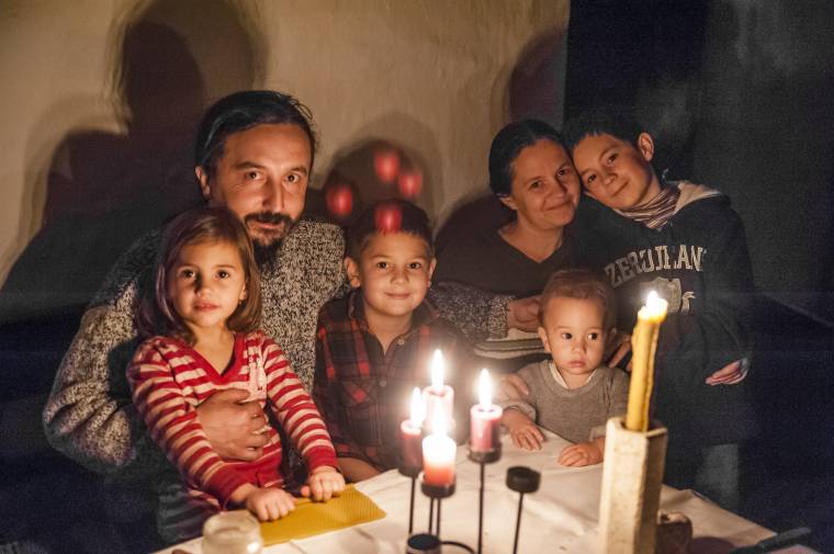 A fény köré gyűl a család