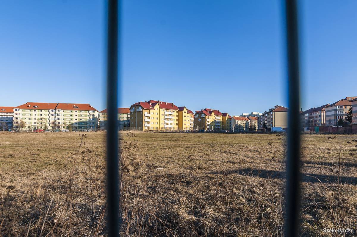 Az új piac helye még üres, a terület nagy része állami tulajdonban van  •  Fotó: Veres Nándor