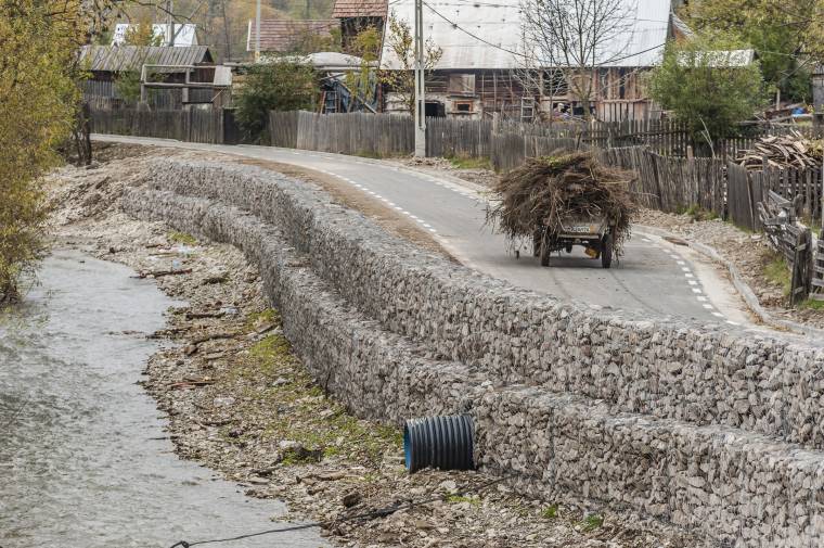 Aszfaltoztak és árvízkárokat javítottak Gyimesközéplokon