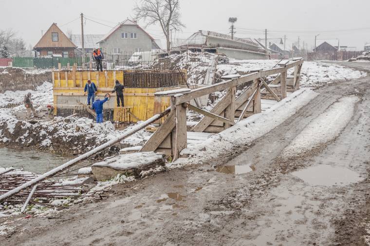 Akadoznak a hídépítési munkálatok Csicsóban