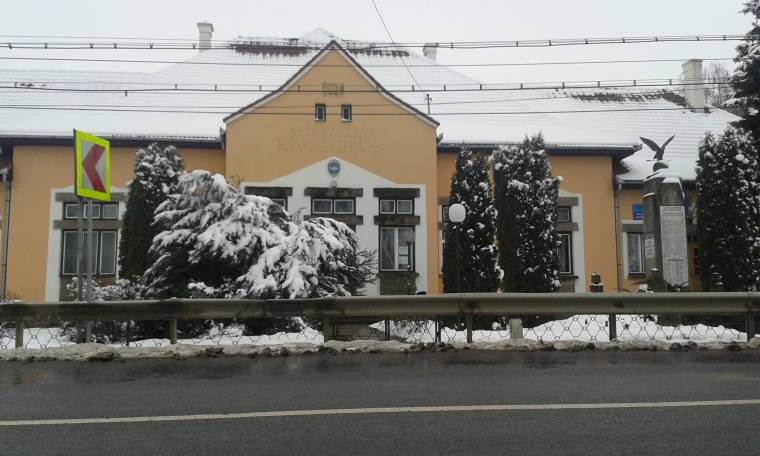 Eltávolították a Községháza feliratot Csíkkozmáson