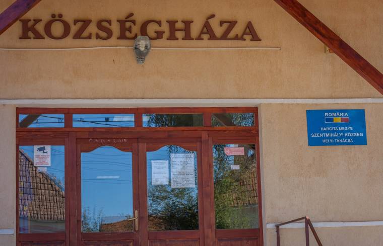 A tiltott felirat: Községháza