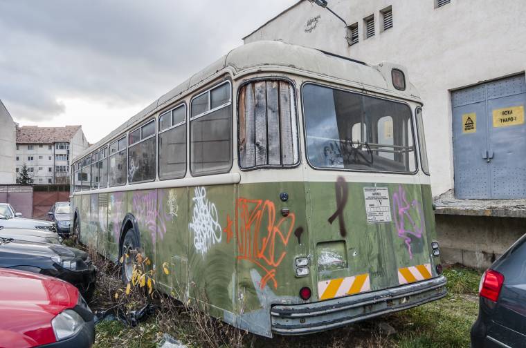 Foglalják a közterületet, rondítják a városképet