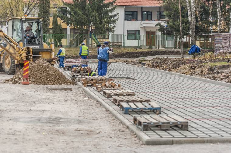 Térköveznek a csíkszeredai Gyermek sétányon