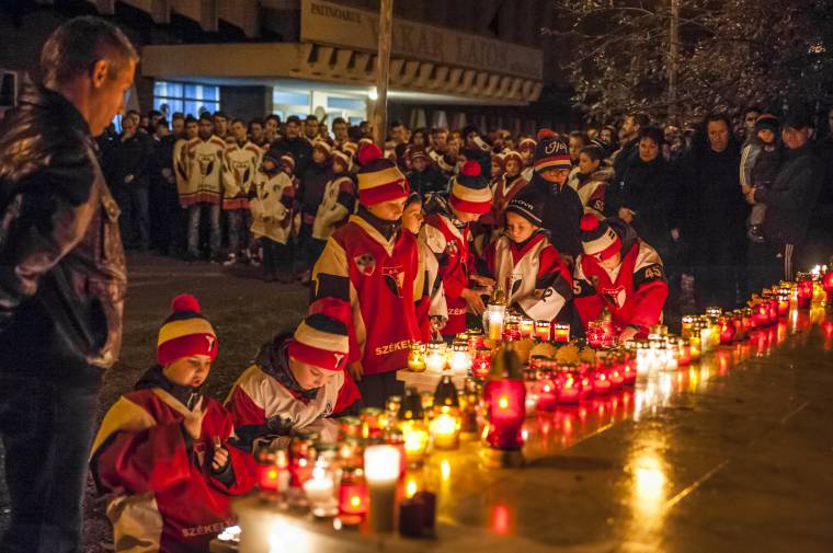 Gyertyagyújtással emlékeztek Kósa Endrére a csíkiak