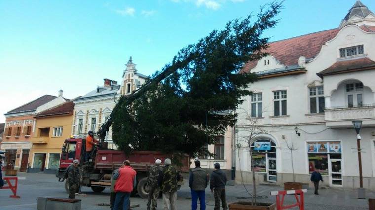 Főtereken felcsillanó ünnep