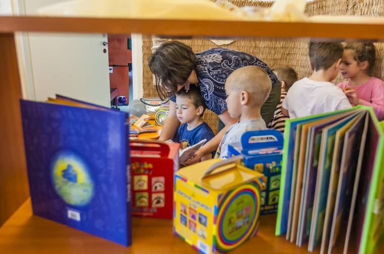 A román nyelv tanulását elősegítő didaktikai eszközöket kaptak