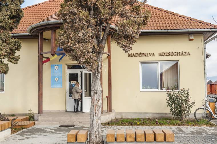 Madéfalván is eltávolíthatják a Községháza feliratot