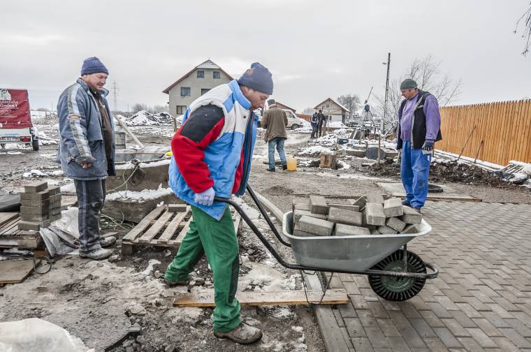 Havazásban is dolgoznak a térkövezők