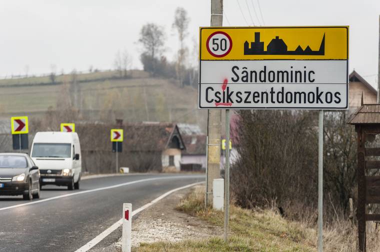 Egyelőre „megúszta” a csíkszentdomokosi községháza felirat